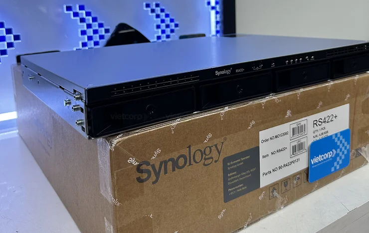 tren_tay_nas_synology_rs422+_1.webp