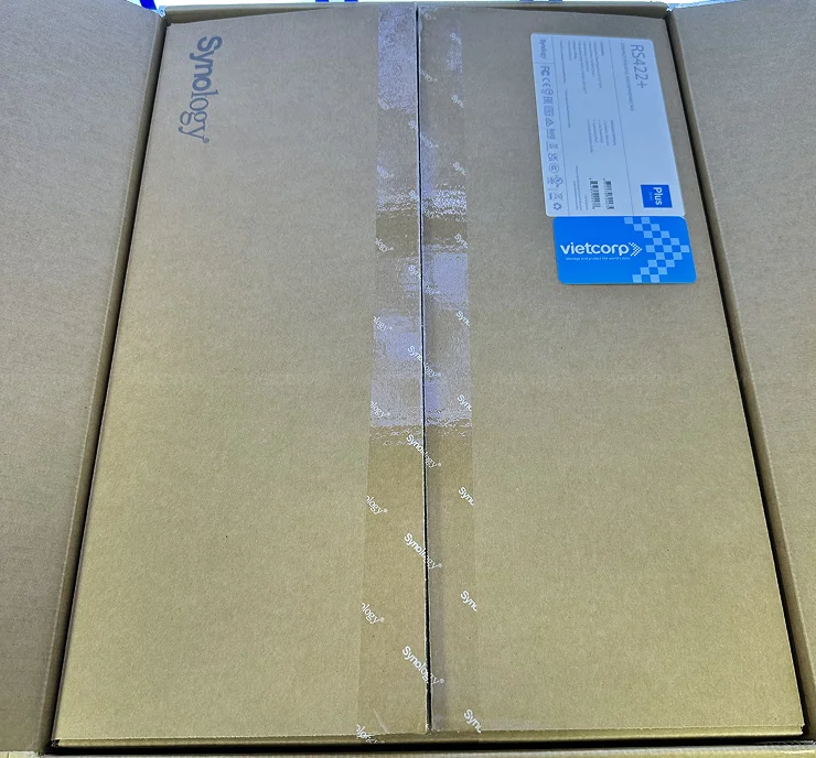 tren_tay_nas_synology_rs422+_2.webp