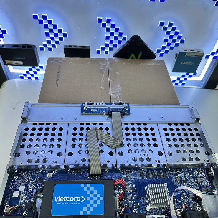 tren_tay_nas_synology_rs422+_9.webp