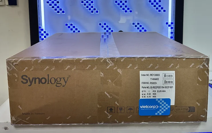 Tren_tay_nas_synology_rs822+_1.webp