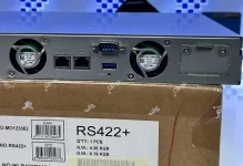 tren_tay_nas_synology_rs422+_6.webp