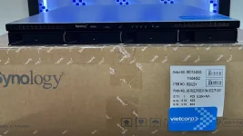 Tren_tay_nas_synology_rs822+.webp